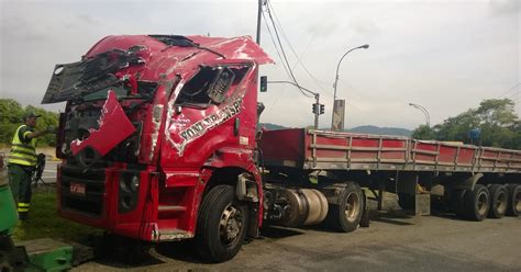 G1 Carreta tomba e causa lentidão na Rodovia Cônego Domênico Rangoni