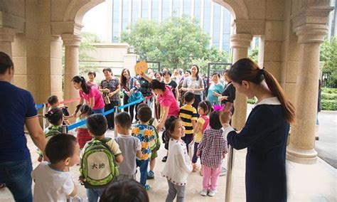 幼儿园放学，谁来接送孩子能说明很多问题，你家是谁负责？老人