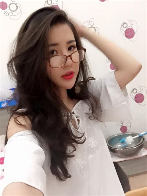 Bà mẹ x chụp ảnh nude cùng con gái gây thị phi trên mạng xã hội