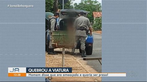 Homem quebra viatura da PM para ser preso em Três Ranchos Goiás G1