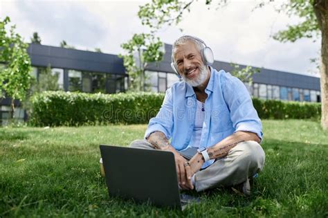 Um Homem Gay Maduro Tatuagens Imagem De Stock Imagem De Assento Calmo 333071689