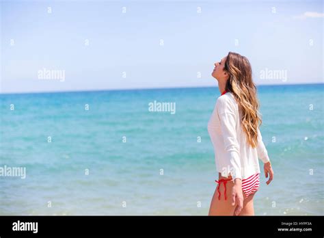 Hübsche blonde Frau genießen am Strand mit Armen eröffnet Stockfotografie Alamy