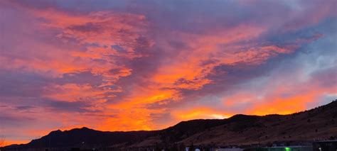 Sunset over the Rockies : r/boulder