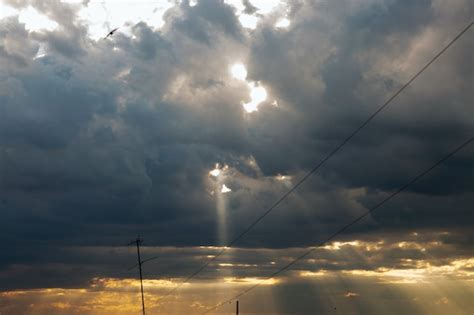 Los Rayos Del Sol A Trav S De Las Nubes Hermoso Cielo Al Atardecer