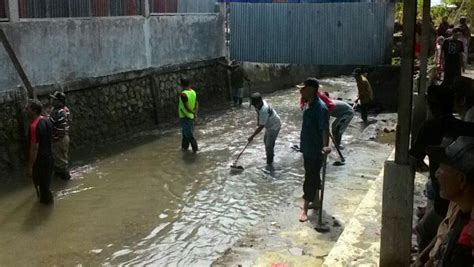 Tertimbun Material Akibat Banjir Warga Gunung Balohen Bersihkan Sungai