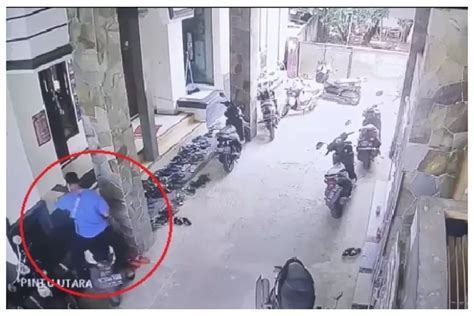 Viral Video Aksi Percobaan Pencurian Sepeda Motor Di Masjid Sinar Jabar