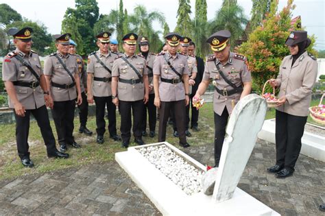 Polres Kampar Gelar Upacara Ziarah Dan Tabur Bunga Dalam Rangka Hari