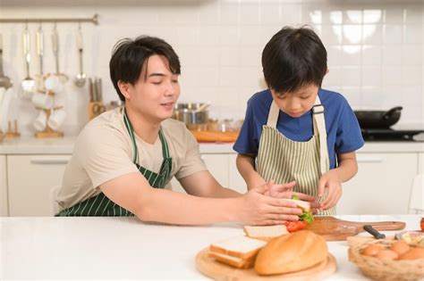 Feliz Joven Asi Tico Padre E Hijo Comiendo Alimentos Saludables En La