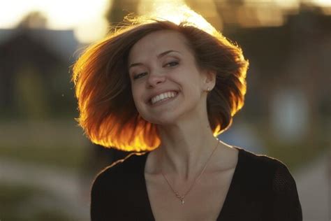 Premium Photo Portrait Of A Beautiful Brunette At Sunset