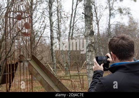 Aire de jeux effrayante et abandonnée dans un village près de Pripyat