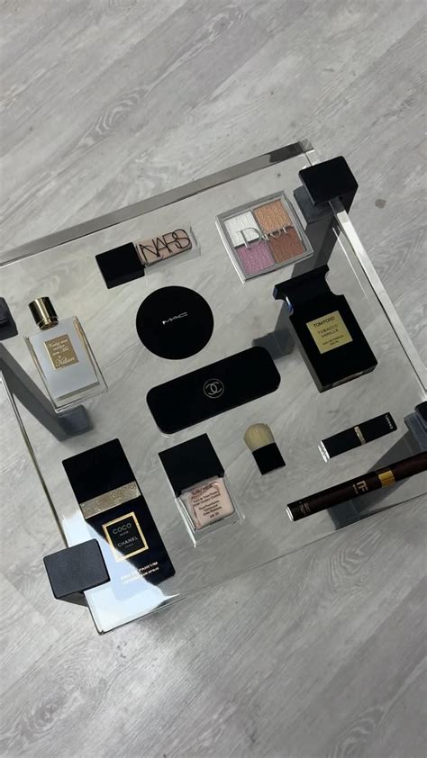 столик из эпоксидной смолы с брендовой косметикой💄 этот стол, идеально ...