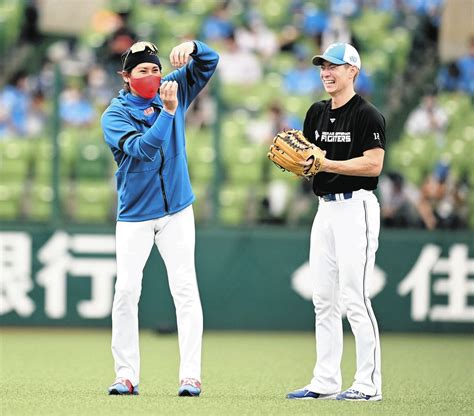 【写真】談笑する日本ハム・新庄ビッグボスと松本剛：中日スポーツ・東京中日スポーツ