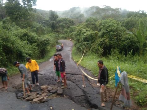 Titik Longsor Dan Rusak Jalan Lebong Curup Terus Diperbaiki Portal