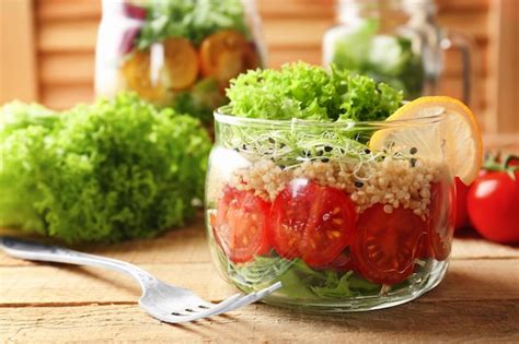 Ensalada De Verduras Con Quinua Servida En Tarro De Cristal En La Mesa