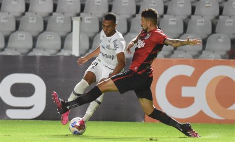 Santos bate Athletico na Vila Belmiro e volta a vencer no Brasileirão