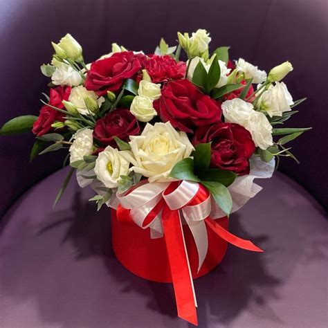 Шляпная коробка с цветами «Пурпурные облака» из роз - заказать и купить ...