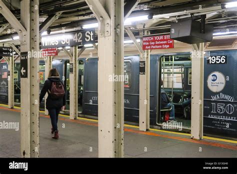 Menschen An Der 42 U Bahnstation Stockfotos Und Bilder Kaufen Alamy