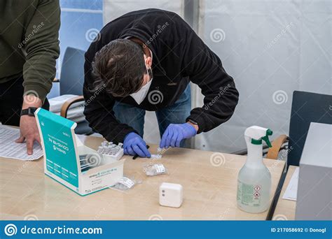 14 04 2021 Geneda Coronavirus COVID 19 Diagnostic Worker Holding Swab