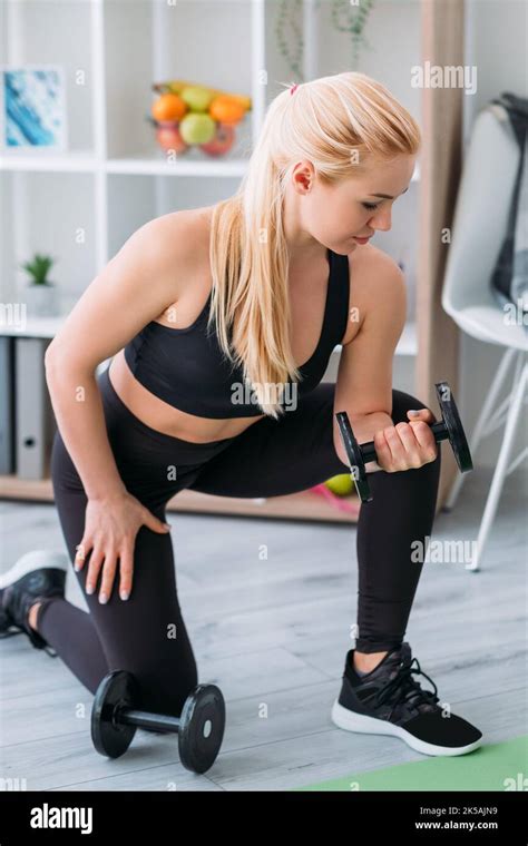 bodybuilding woman home fitness weight lifting Stock Photo - Alamy