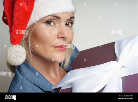 Une Fille Blonde Aux Cheveux Longs Dans Un Chapeau De Gnome Un Cadeau Dans Ses Mains