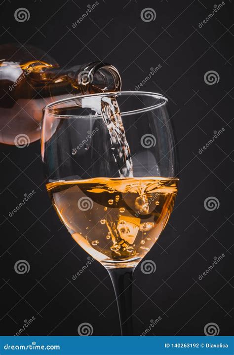 Vinho Branco Que Derrama Um Vidro Foto De Stock Imagem De Frasco