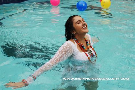 Men Women Photos Sridevi Vijayakumar Hot Thigh And Cleavage Show In Wet Dress