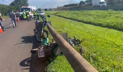 Acidente Entre Duas Motos E Caminh O Deixa Motociclista Em Estado Grave