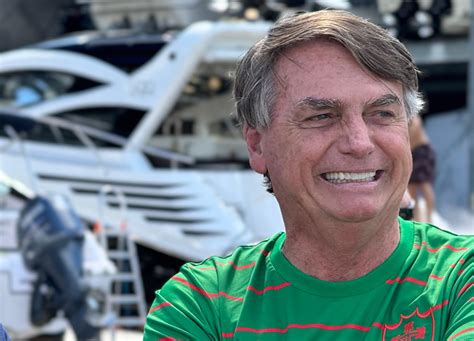 Jair Bolsonaro Est A Passeio Em Balne Rio Cambori