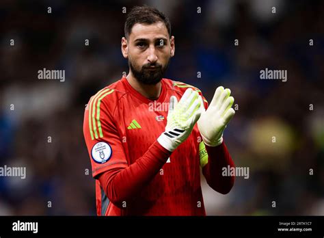 Gianluigi Donnarumma De Italia Hace Gestos Durante El Partido De