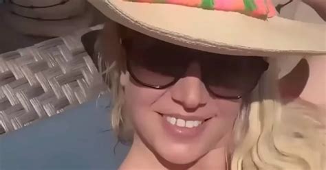 Britney Spears Poses In Hot Pink Bikini As She Compares Herself To Katie Holmes The Mirror