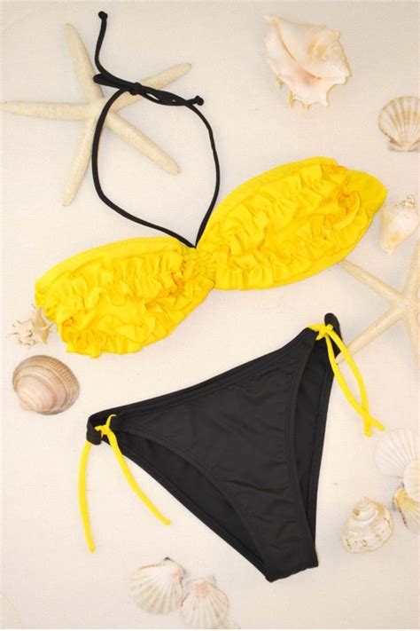 Bikini Set Bando Con Ruches Giocosi E Parti Inferiori Del Bikini Sexy