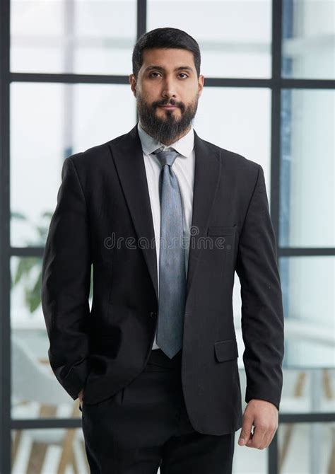 Joven Y Apuesto Hombre De Negocios Con Traje Negro Y Corbata Foto De