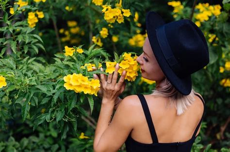 Hermosa Mujer Feliz Cauc Sica Con Estilo En Vestido Negro Y Sombrero