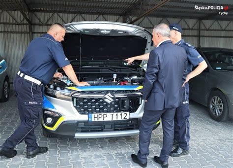 Nowe oznakowane radiowozy już trafiają do komend Policja takich aut