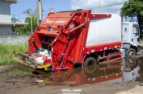 Caminh O Da Coleta De Lixo Fica Atolado Em Rua No Nereidas