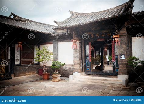 Facade of an Old Traditional Chinese House in the Zhu Family Garden in ...