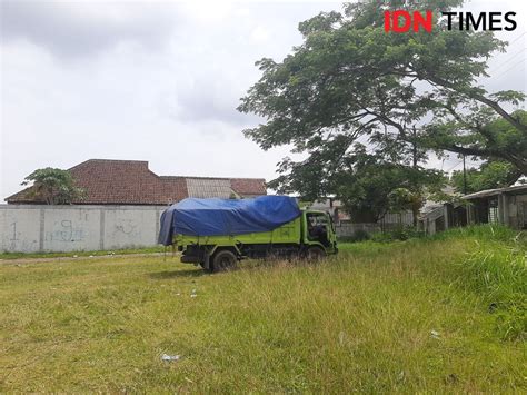 Protes Bau Menyengat Warga Setop Truk Sampah Dari Tangsel