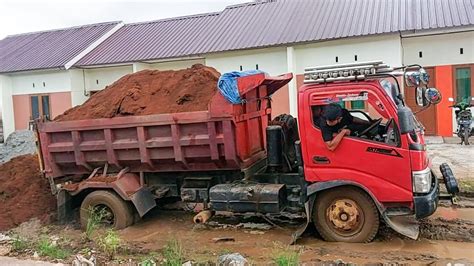 Dump Truk Toyota Dyna Muat Tanah Jomplang Muatan Di Jalan Becek Dan