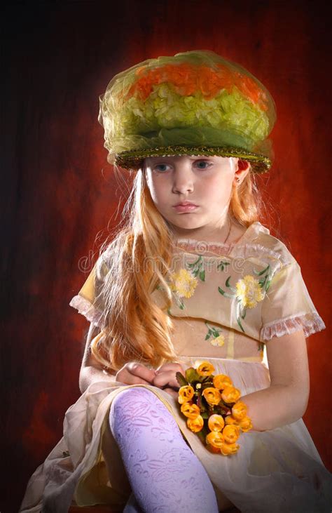 Retrato Da Menina No Chapéu O Ramalhete Das Flores Imagem de Stock