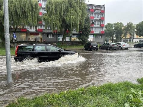 Ulewne deszcze nad Polską Alert RCB dla trzech województw Zalane