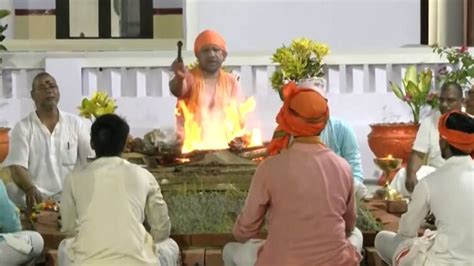 Cm Yogi Performed Havan In Shaktipeeth Of Gorakhnath Temple गोरखनाथ