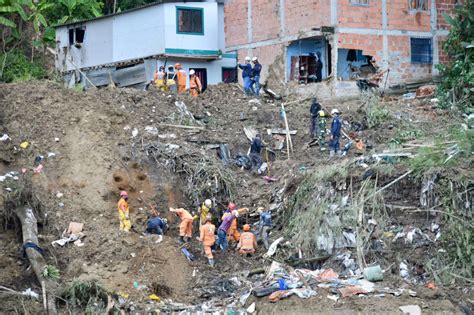 Deslizamento De Terra Deixa Ao Menos Mortos E Feridos Na Col Mbia