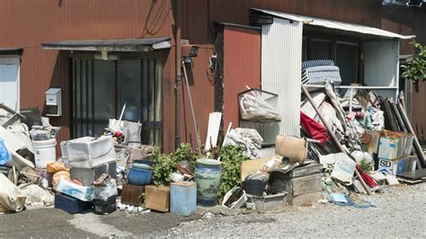 隣の空き家からゴミの悪臭が･･･撤去を求めることは可能？ 富裕層向け資産防衛メディア 幻冬舎ゴールドオンライン