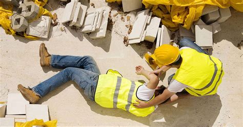 Incidente Sul Lavoro Operaio Cade Da Un Impalcatura Gravi Le Sue