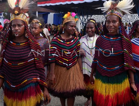 cara membuat baju adat papua 7