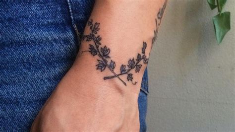 17 Classic Wrist Tattoo Ideas That Will Always Be Timeless — Photos