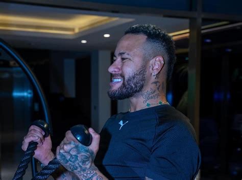 Neymar Jr Exibe Preparação Para Voltar Aos Campos Celebridades Vogue