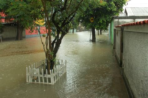 Chuva alaga bairros de Búzios RJ e prefeito decreta situação de