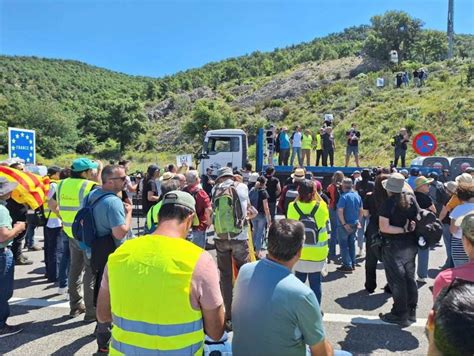 Uns 150 tractors tallen lAP 7 al Pertús per reclamar millores a la