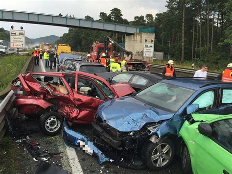 10 Kilometer Stau Sieben Beteiligte Fahrzeuge Bei Schwerem Autounfall